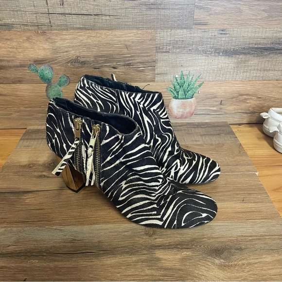 Dolce Vita Nimbus Calf Hair Bootie Black White Women Sz 8 gold heel - Picture 9 of 11